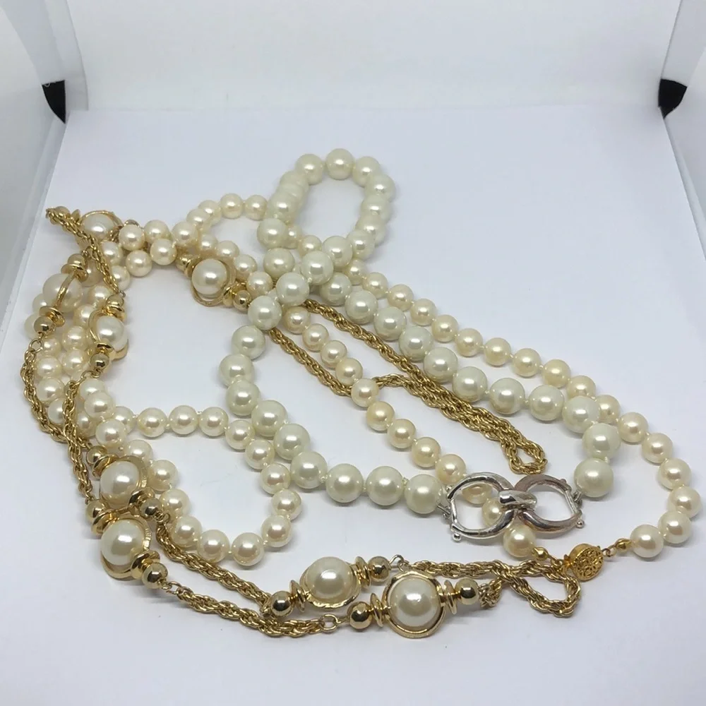 Elegant Pearl and Gold Necklace - Picture 2 of 6